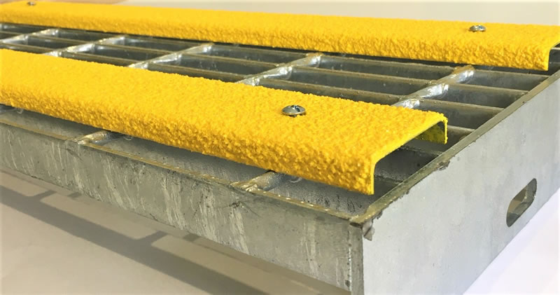 Galvanised Grating Tread with yellow conveyor channel cleats